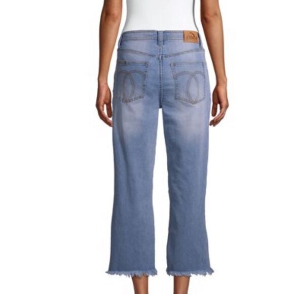 Jordache  Light Wash Women's  Capri Jeans - Picture 2 of 3